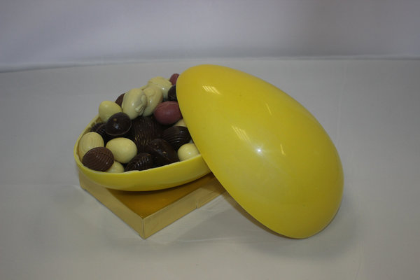 Groot gevuld ei uit witte chocolade